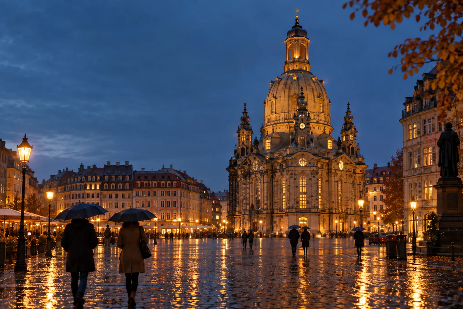 Frauenkirche am Dresdner Neumarkt zur blauen Stunde bei Regen (KI-Symbolbild)